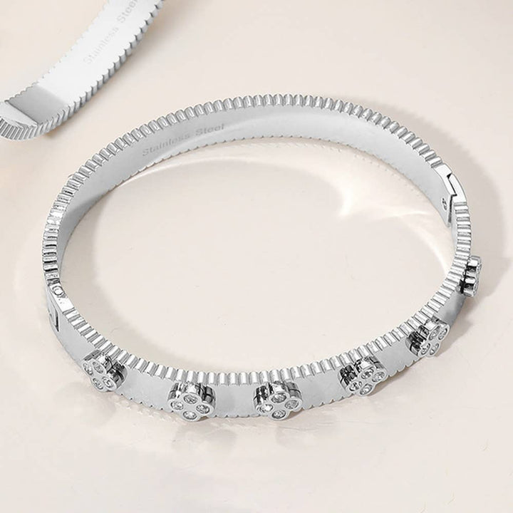 Quatrefoil Paved Hinged Bangle Bracelet: Yellow Gold