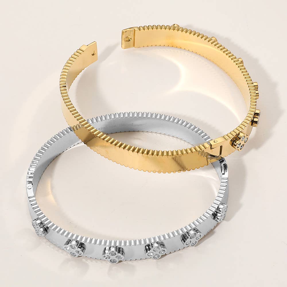 Quatrefoil Paved Hinged Bangle Bracelet: Yellow Gold